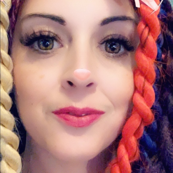 Meet your Posher, Erica - Picture 2 of 4